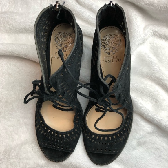 VINCE CAMUTO Tarita Cutout Perforated Lace Up Heeled Sandals Black Peep Toe 9.5 - Picture 6 of 8